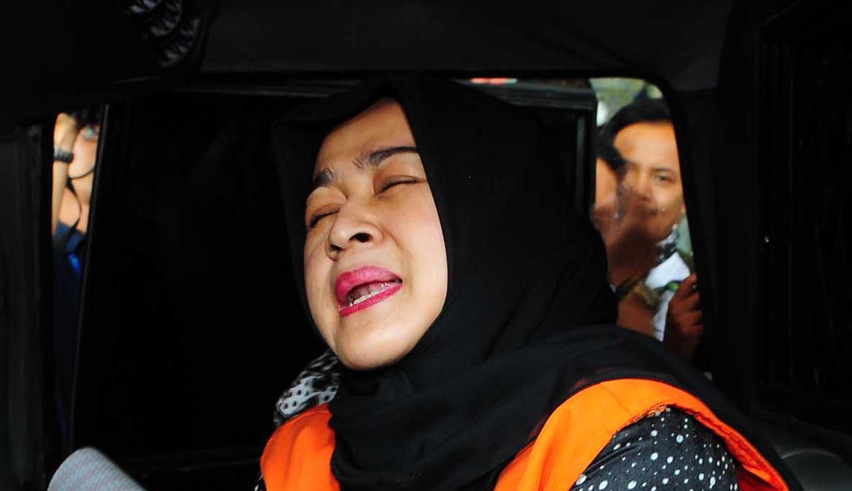 Evy Susanti saat berada di dalam mobil tahanan Usai diperiksa oleh KPK, Jakarta, Jumat (11/9/2015). Evy mengaku, dalam pemeriksaan kali ini, kondisi tubuhnya dalam keadaan kurang sehat. (Liputan6.com/Helmi Afandi)