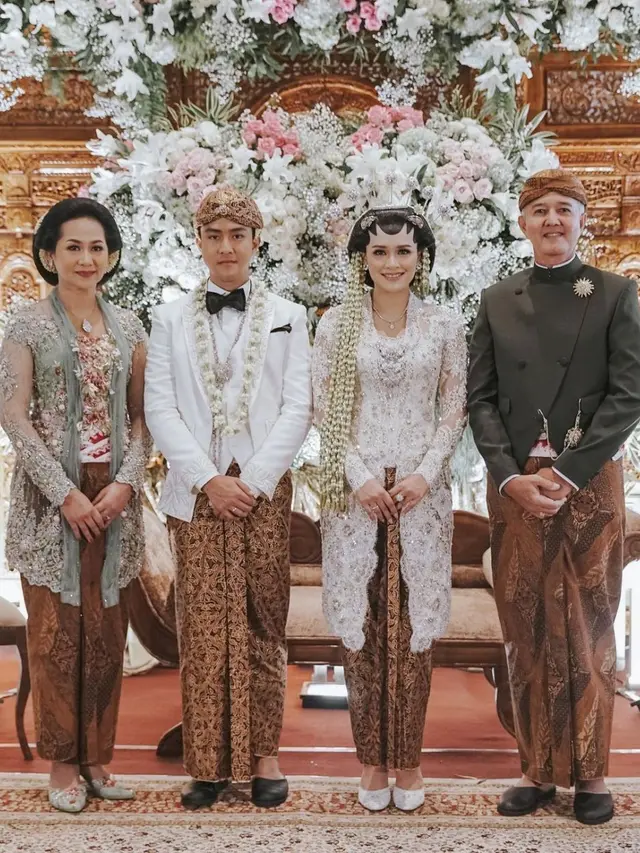 Artis senior Ayu Dyah Pasha dan keluarga saat hadir di pernikahan putra sulungnya, Narendra Pawaka. (Instagram @twindararasati)