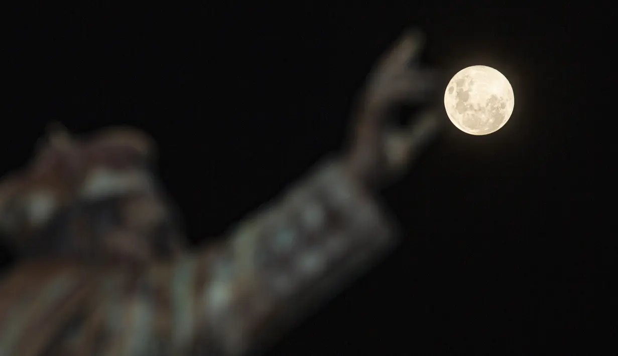 Bulan purnama terlihat di atas langit Sydney, Australia, Kamis (7/5/2020). Fenomena supermoon atau di belahan Bumi lain disebut flower moon ini merupakan yang terakhir di tahun 2020. (Xinhua/Bai Xuefei)