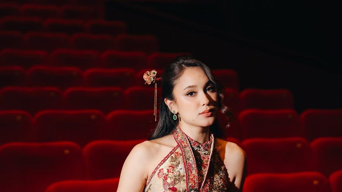 Pesona Putri Kerajaan Yasmin Napper Berbalut Cheongsam Dress di Premiere Film Terbaru