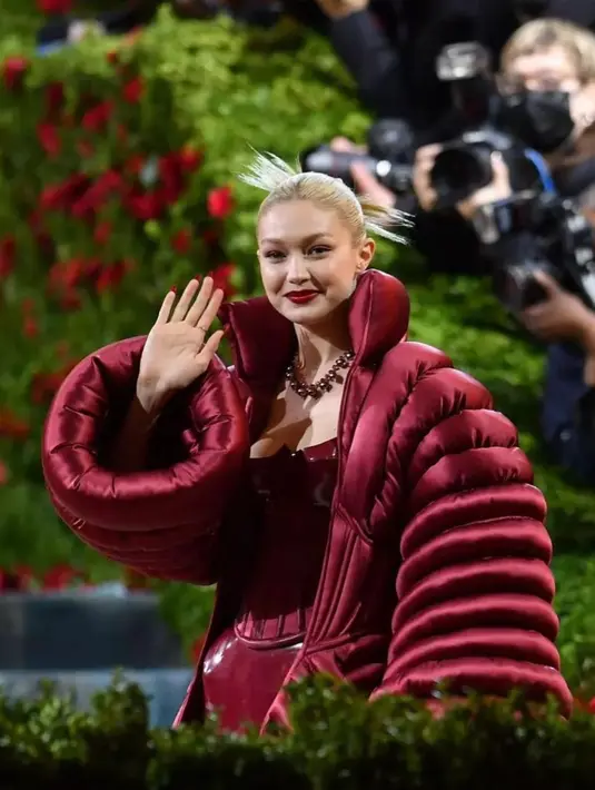<p>Gigi tampil dengan rambut cepol yang memberi pernyataan serta warna lipstik red-wine yang senada dengan outfit Versace-nya. (Foto: Instagram @gigihadid)</p>