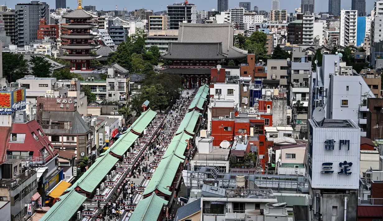 Orang-orang mengunjungi kuil Sensoji (tengah) di distrik Asakusa Tokyo (22/9/2020). Kuil Sensoji merupakan kuil yang didirikan pada abad ke 6.  (AFP/Charly Triballeau)