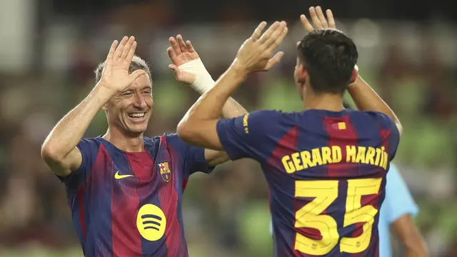 Robert Lewandowski dari Barcelona merayakan gol bersama rekannya, Gerard Martin