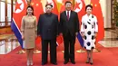 Pemimpin Korea Utara Kim Jong-un didampingi istrinya, Ri Sol-ju bertemu Presiden China Xi Jinping dan istrinya, Peng Liyuan dalam kunjungan kejutan ke Beijing, Rabu (28/3). Kunjungan tidak resmi itu berlangsung dari 25-28 Maret. (Ju Peng/Xinhua via AP)