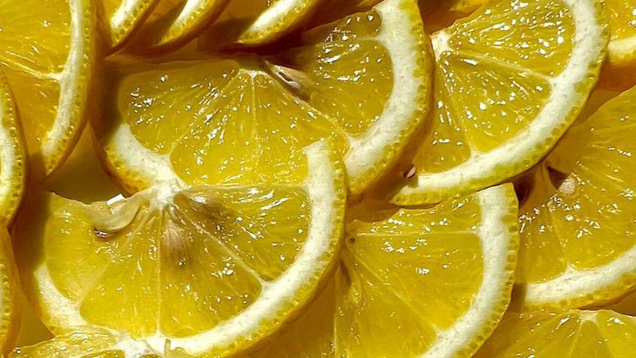 Pada tahap diet lemon yang sesungguhnya, Anda akan mengonsumsi campuran air perasan lemon, air putih, dan gula pada saat merasa lapar.