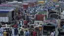 Orang-orang memadati pasar sayur di Jammu, India pada Selasa (4/5/2021).  India pada Selasa (4/5) mengonfirmasi lebih dari 20 juta infeksi virus corona, setelah mencatat 357.229 kasus baru selama 24 jam terakhir. (AP Photo/Channi Anand)