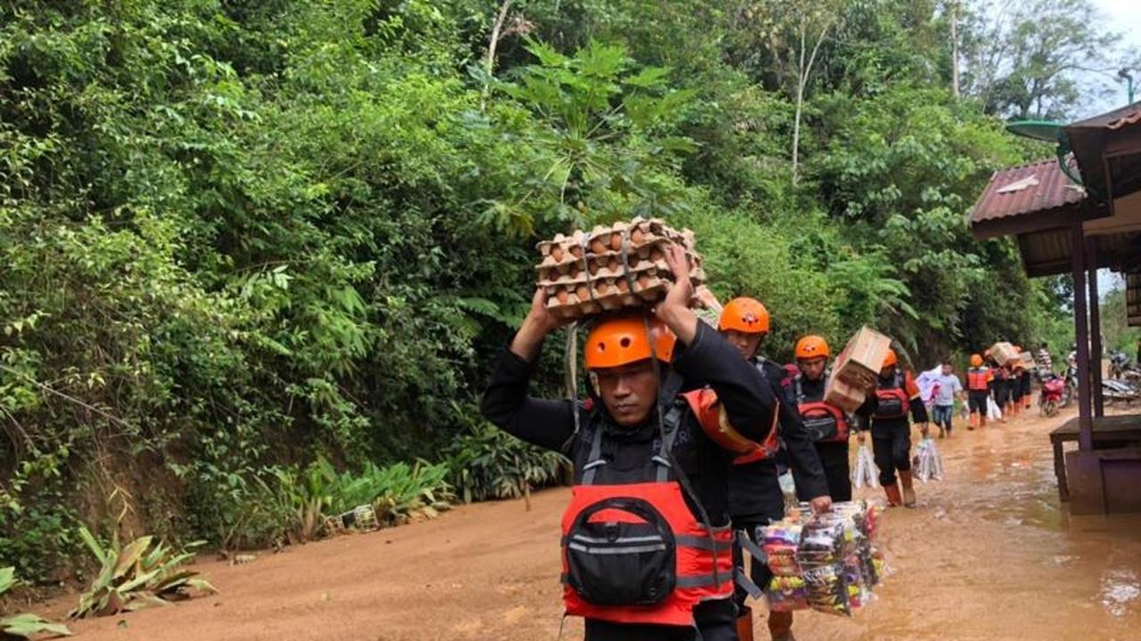 Brimob Salurkan Bantuan Logistik ke Korban Bencana di Tapanuli Utara, Hadapi Medan Sulit