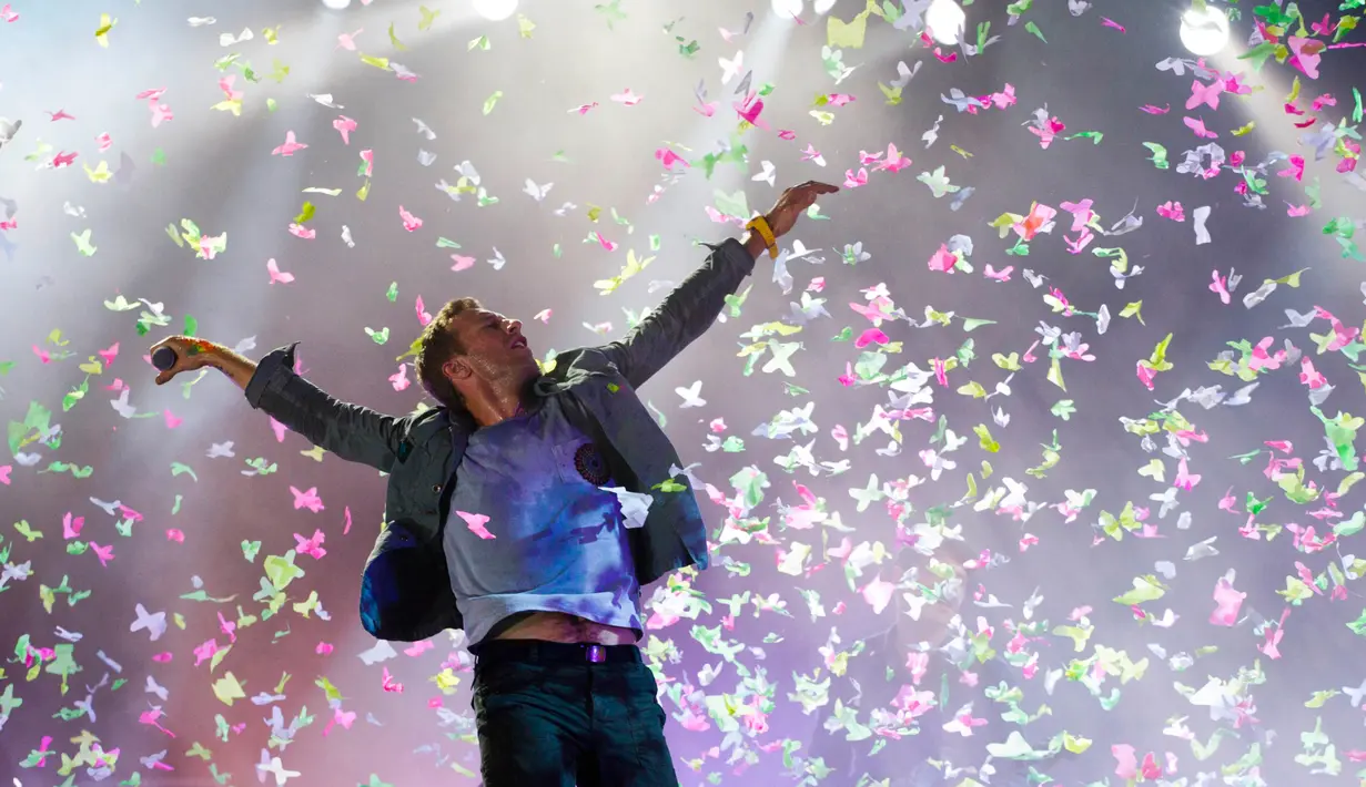Penampilan vokalis Coldplay, Chris Martin dalam acara Rock in Rio festival musik di Rio de Janeiro, Brasil pada tanggal 2 Oktober 2011. (Felipe Dana/AP/dapd)