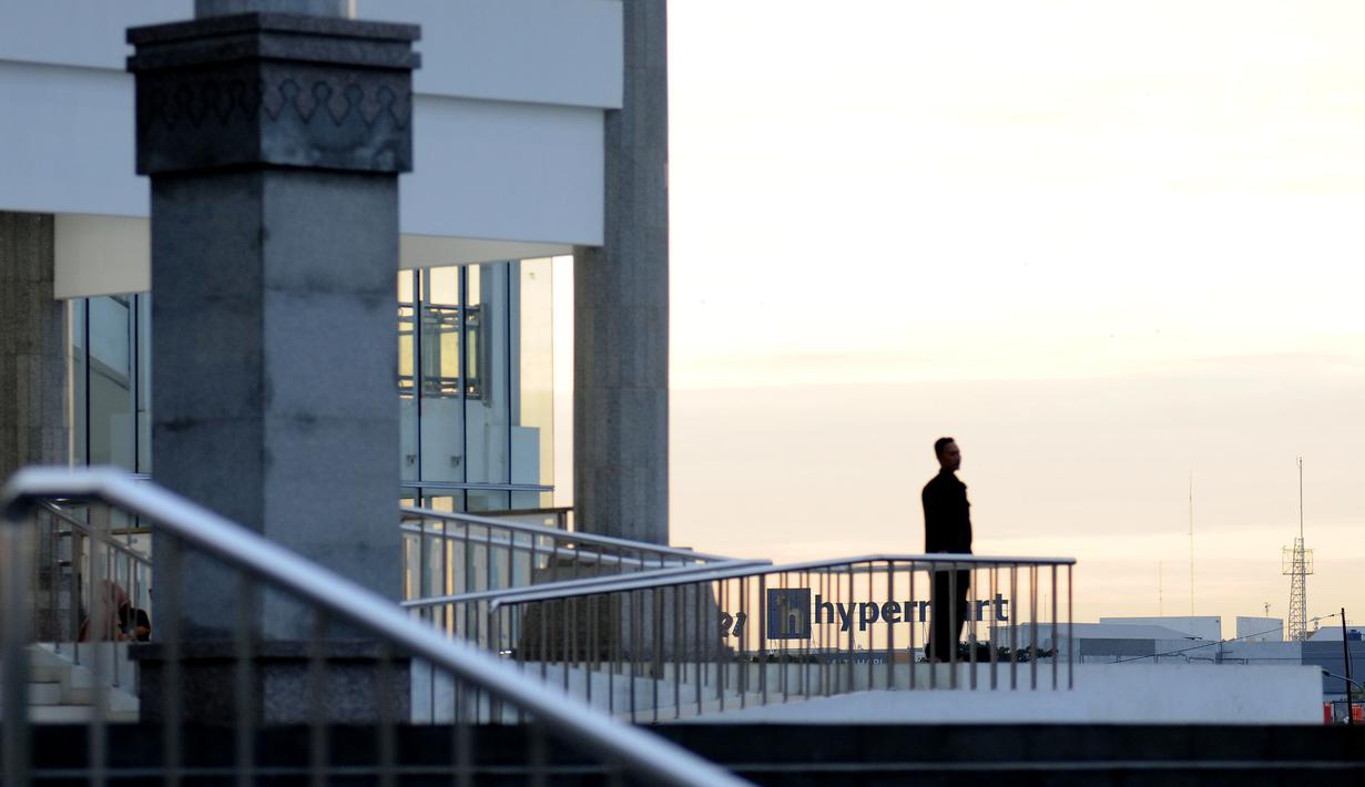  Warga berdiri di sekitar halaman Masjid Raya KH Hasyim Asyari Jakarta, Senin (29/5). Di hari ketiga Ramadan belum nampak kegiatan menonjol yang diadakan saat menanti datangnya waktu berbuka puasa. (Liputan6.com/Helmi Fithriansyah)