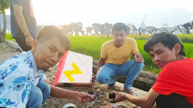Tony, Ucok dan Ardi nampak asik berbincang, sambil mengatur berapa panjang gelasan atau benang tajam yang akan digunakan untuk adu layangan di Garut.
