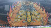 The Jakmania membentangkan koreografi raksasa Macan memeluk trofi saat laga Persija Jakarta  vs PSIM Yogyakarta pada laga pekan ke-14 BRI Super League 2025/2026 di Stadion Utama Gelora Bung Karno, Jakarta, Jumat (28/11/2025) malam. (Bola.com/M Iqbal Ichsan).