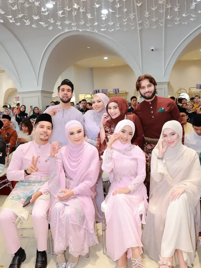 6 Potret Fuji dan Davina Karamoy Jadi Model Hijab di Malaysia, Pancarkan Pesona