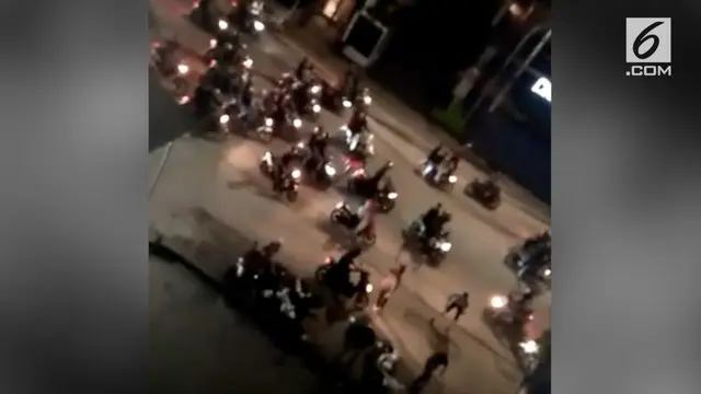 Sekelompok Geng motor merusak kendaraan dan menganiaya warga di Kemang Jakarta Selatan. Aksi mereka terekam video amatir warga