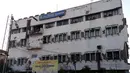 Sebuah gedung di Imphal tampak mengalami keretakan di beberapa bagian akibat gempa bumi 6,7 SR yang mengguncang timur laut India, Senin (4/1). Delapan orang tewas sementara lebih dari 100 orang menderita luka-luka akibat gempa. (AFP PHOTO/STR)