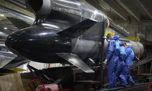Para pekerja memeriksa rudal jelajah Flamingo di pabrik rahasia Fire Point di Ukraina pada hari Senin, 18 Agustus 2025. (AP Photo/Efrem Lukatsky)
