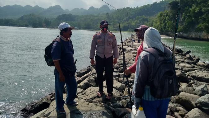 Detik-Detik Pemancing Dihantam Ombak dan Hilang Ditelan Pantai Logending Kebumen - Vimarsana News