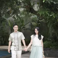 Maudy Ayunda tampil memukau dengan baju lebaran bernuansa sage green. Ia memadukan atasan brokat dan dress hijau yang tulle yang begitu manis. [Foto: Instagram/ Maudy Ayunda]