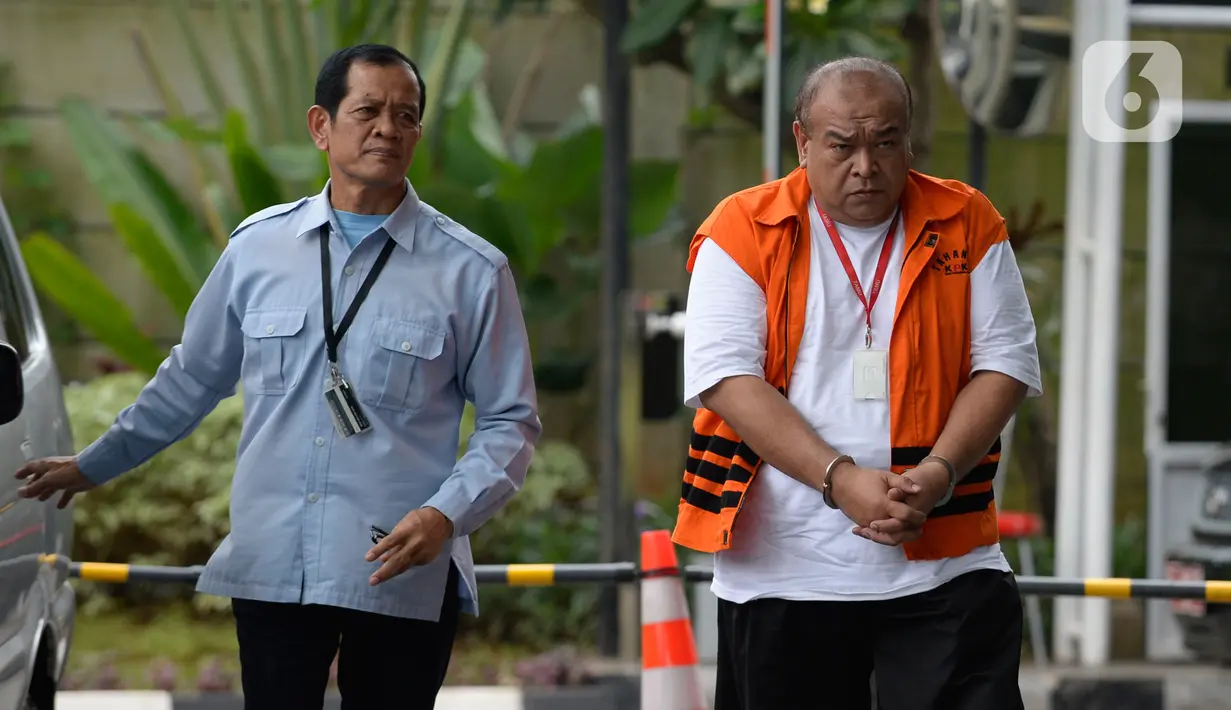 Pemilik Grup Dempo Muhammad Yamin Kahar bersiap menjalani pemeriksaan di Gedung KPK, Jakarta, Kamis (13/2/2020). Yamin diperiksa sebagai tersangka dalam kasus dugaan suap proyek pembangunan infrastruktur Jembatan Ambayan dan Masjid Agung di Solok Selatan, Sumatera Barat. (merdeka.com/Dwi Narwoko)
