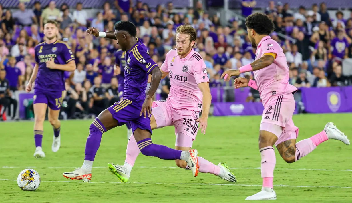 Pemain Orlando City, Ivan Angulo (tengah kiri) berusaha melewati pemain Inter Miami, Ryan Sailor (tengah kanan) pada laga lanjutan Liga Amerika Serikat (MLS) yang berlangsung di Exploria Stadium, Orlando, Amerika Serikat, Senin (26/09/2023). (AFP/Getty Images/Alex Menendez)