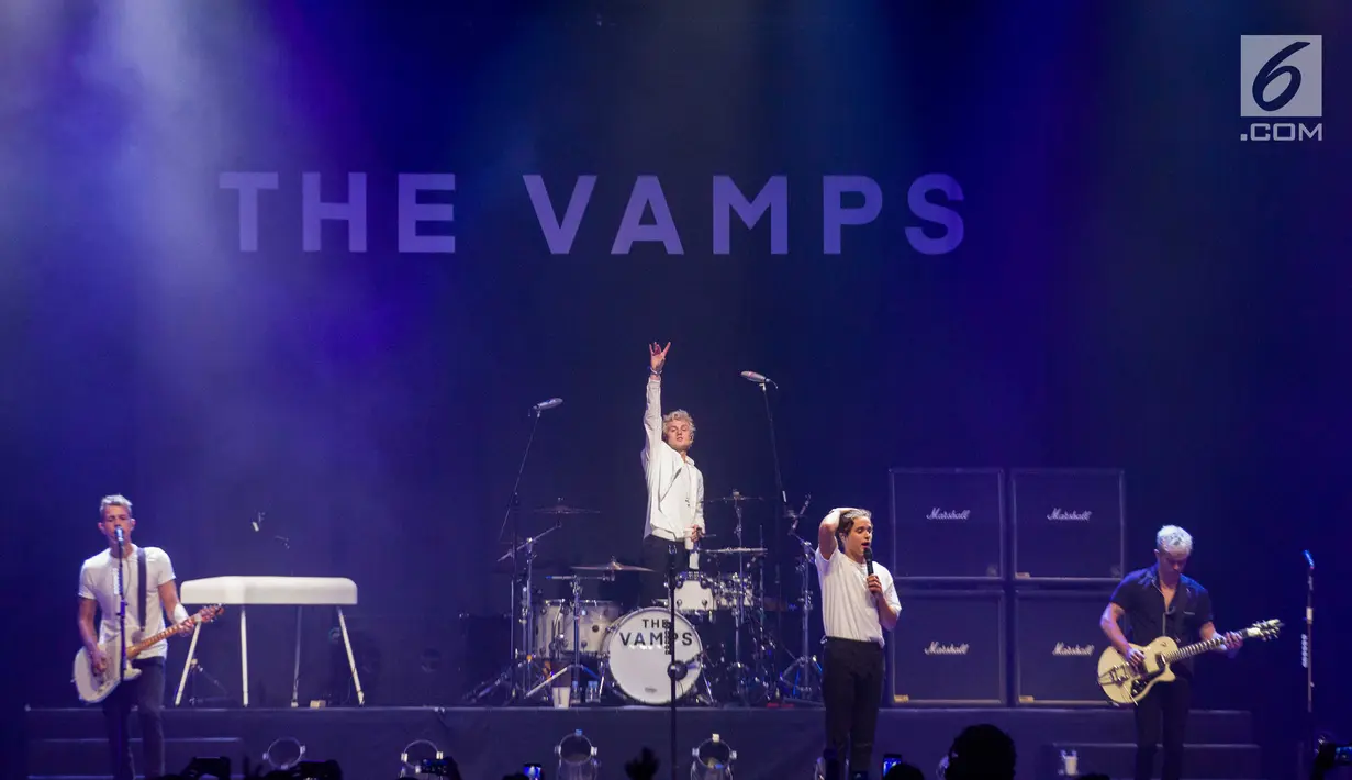 Aksi grup band asal Inggris, The Vamps saat tampil dalam konser bertajuk 'The Vamps Four Corners Tour 2019' di Jakarta, Rabu (14/8/2019). The Vamps tampil dengan membawakan sejumlah lagu hits mereka di antaranya All Night, All the Lies, dan Missing You. (Liputan6.com/Faizal Fanani)