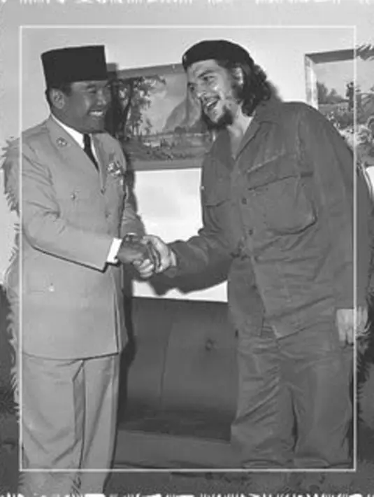 Ir. Soekarno dan Che Guevara, pejuang revolusi Marxis Argentina dan seorang pemimpin gerilya Kuba. (duniadalamsejarah.blogspot.co.id)