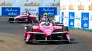 Pembalap Nisan Formula E Team, Norman Nato (depan) diikuti rekan setimnya, Oliver Rowland dalam sesi kualifikasi Formula E yang berlangsung di Sirkuit Internasional e-Prix, Ancol, Jakarta, Sabtu (21/06/2025) WIB. (Bola.com/M Iqbal Ichsan)