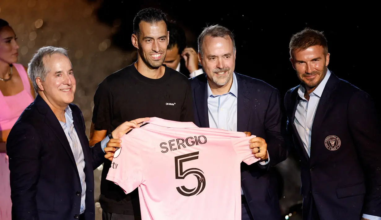 Setelah membela Barcelona selama 15 tahun, Sergio Busquets akhirnya pergi secara gratis pada akhir musim 2022/2023. Ia akhirnya memilih Inter Miami yang mengontraknya hingga 31 Desember 2025 untuk bereuni dengan Lionel Messi. (mlssoccer.com)