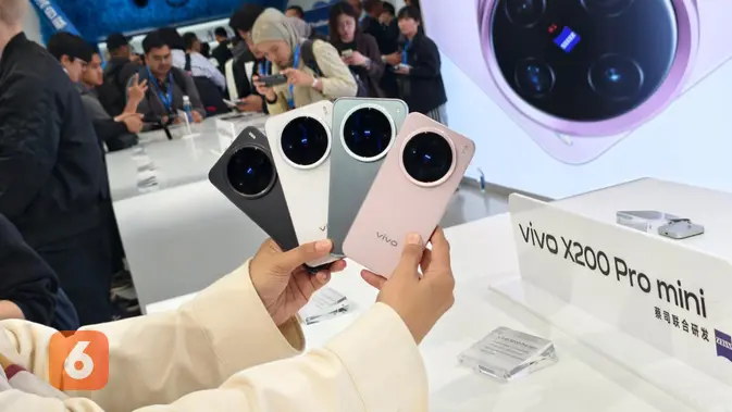 <p>Vivo X200 Pro Mini yang baru saja diperkenalkan di Beijing, China. (Liputan6.com/Yoga Nugraha)</p>
