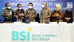 Jajaran Direksi BSI berbincang di sela-sela Pemaparan Kinerja BSI Triwulan IV Tahun 2021 di Jakarta, Rabu (2/02/2022). Perolehan kinerja positif sejalan dengan konsistensi BSI dalam membangun pondasi, tranformasi digital dan pengembangan ekosistem halal di Indonesia. (Liputan6.com/HO/BSI)