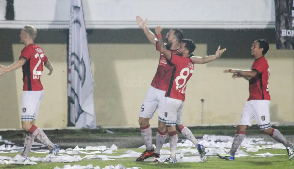 Para pemain Bali United merayakan gol Ilija Spasojevic ke gawang Tampines Rovers pada laga kualifikasi Liga Champions Asia di Stadion I Wayan Dipta, Gianyar, Selasa (16/1/2018). Bali United menang 3-1 atas Tampines Rovers.(Ronald Seger)