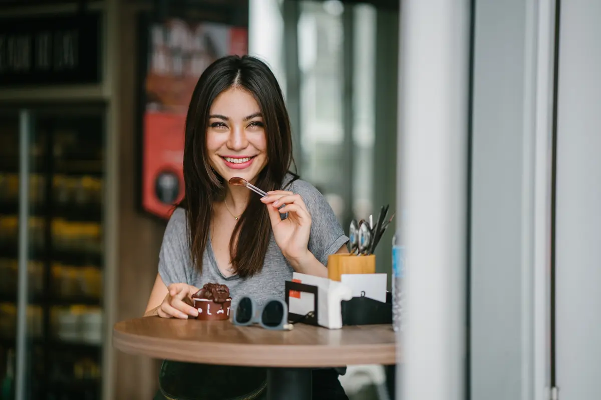 perempuan tersenyum