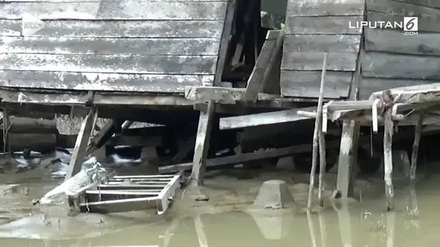 Permukiman warga Pasangkayu sudah dua minggu digenangi banjir. Sulitnya mendapatkan air bersih membuat warga terpaksa meminum air limbah.