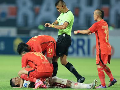 Pemain Persija Jakarta berusaha membangunkan pemain Bali United, Eber Bessa, yang tergeletak di lapangan pada laga pekan ke-13 BRI Liga 1 2023/2024 di Stadion Patriot Candrabhaga, Bekasi, Minggu (24/9/2023). (Bola.com/M Iqbal Ichsan)