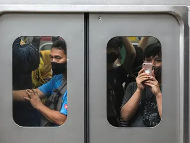Penumpang berada di dalam rangkaian KRL di Stasiun KRL Commuter Line Sudirman, Jakarta, Jumat (30/12/2022). Menteri Perhubungan (Menhub) Budi Karya Sumadi memastikan bahwa tarif KRL Commuter Line tidak akan mengalami kenaikan pada 2023 mendatang. Namun, skema pembayarannya akan dipisah antara penumpang yang mampu dan kurang mampu melalui tiket kartu. (Liputan6.com/Faizal Fanani)