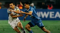 Kapten Bali United, Ricky Fajrin (kiri) mencoba menahan pergerakan winger Persib Bandung, Beckham Putra dalam laga lanjutan BRI Liga 1 2024/2025 di Stadion Gerlora Bandung Lautan Api, Bandung, Jumat (18/4/2025) malam. (Dok. Bali United).