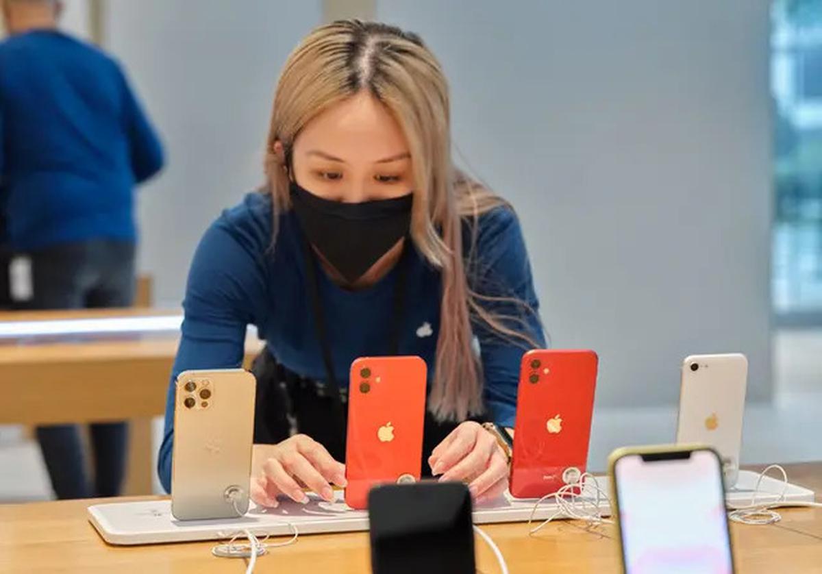 Apple Boyong iPhone dari India dan Tiongkok Pakai 5 Pesawat untuk Hindari Tarif Trump