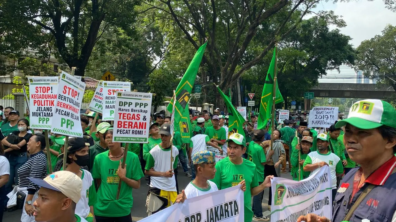 Jelang Muktamar, massa yang tergabung dari berbagai DPC Partai Persatuan Pembangunan (DPP) se DKI Jakarta, melakukan aksi unjuk rasa di depan Kantor DPP PPP, Rabu (4/6/2025) (Istimewa)
