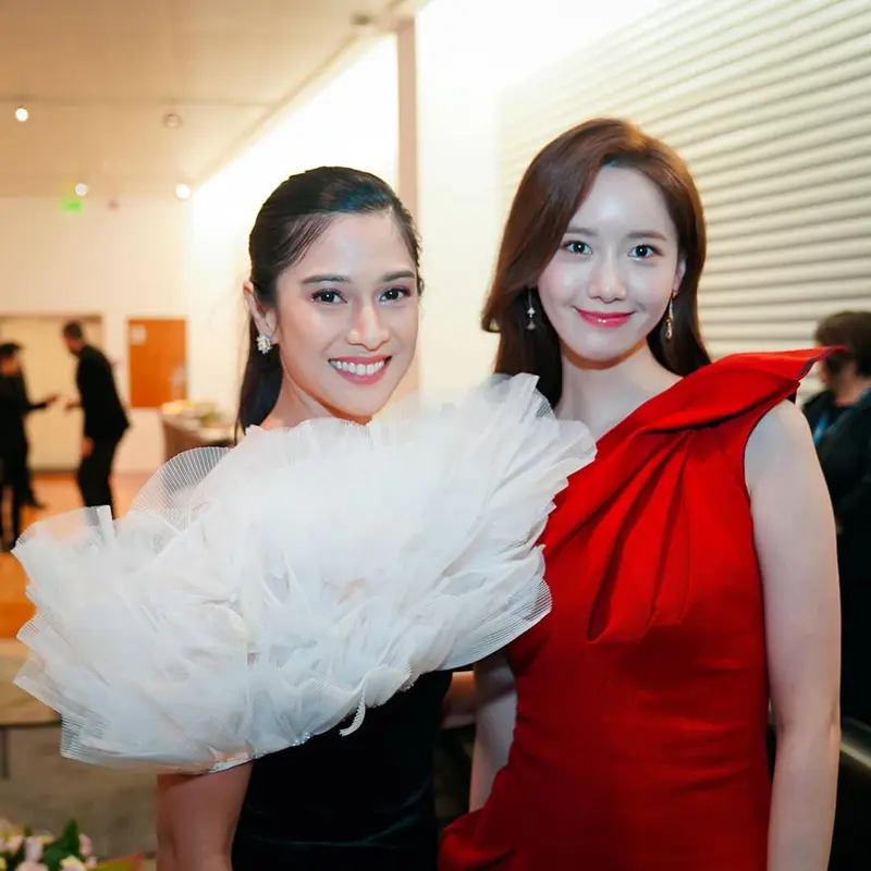 Dian Sastro berfoto dengan Yoona dalam acara penutupan International Film Festival 2019 (IFFA Macau 2019), Rabu, 11 Desember 2019 (dok. Instagram @therealdisastr/https://www.instagram.com/p/B56fV_nBBME//Adhita Diansyavira)