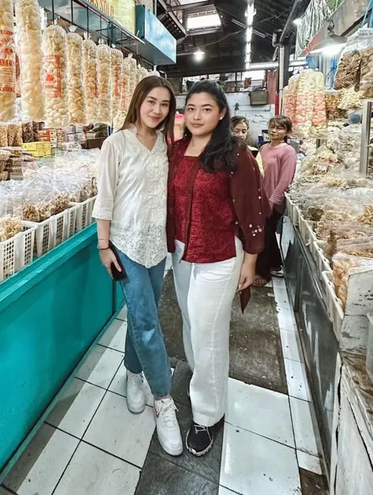 Gaya Aaliyah Massaid saat jalan-jalan ke Solo berikut ini bisa dijadikan inspirasi untuk hangout. Aaliyah menunjukkan bahwa kebaya bisa dijadikan look kasual dengan memadukannya bersama celana jeans. [@aaliyah.massaid]