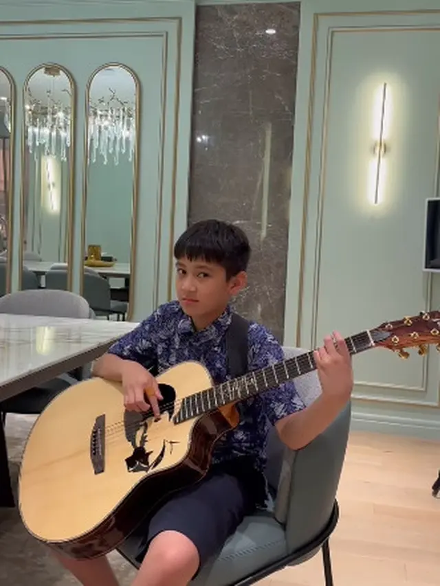 Rafathar Belajar Gitar