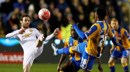 Aksi pemain MU, Juan Mata saat melawan Shrewsbury Town pada putaran kelima Piala FA di Stadion Greenhous Meadow, Shrewsbury, Selasa (23/2/2016) dini hari WIB. (Reuters/Andrew Yates)