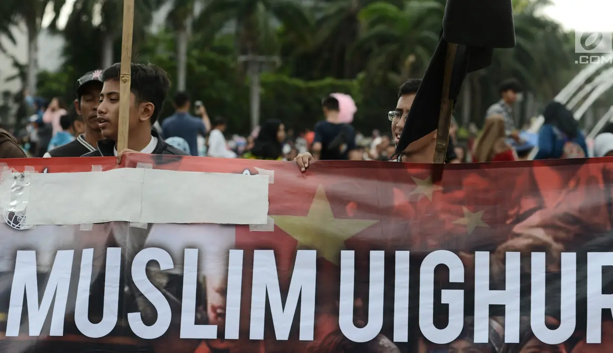 Massa menggelar aksi solidaritas untuk muslim Uighur pada kegiatan Car Free Day di kawasan Bundaraan HI, Jakarta, Minggu (23/12). Dalam aksinya, mereka meminta pemerintah Indonesia bersikap tegas atas peristiwa tersebut. (Merdeka.com/Iqbal S. Nugroho)