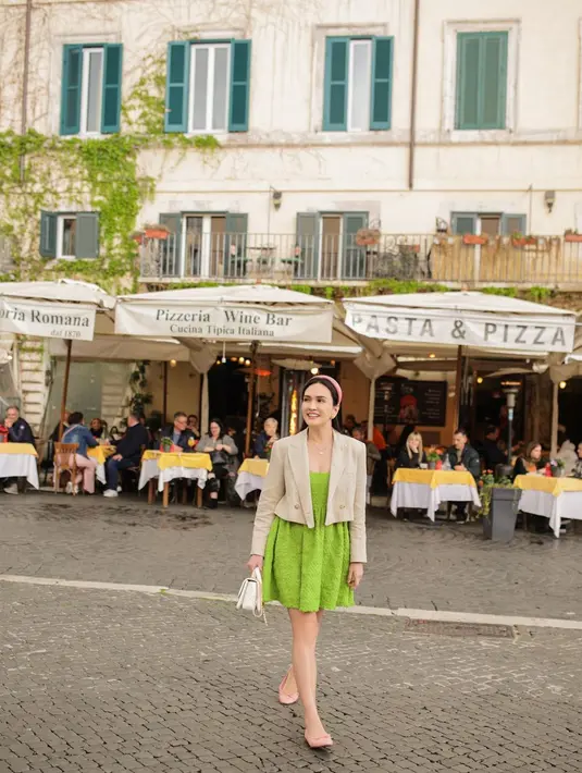 Momen lain memperlihatkan Shandy dengan padu padan crop blazer.