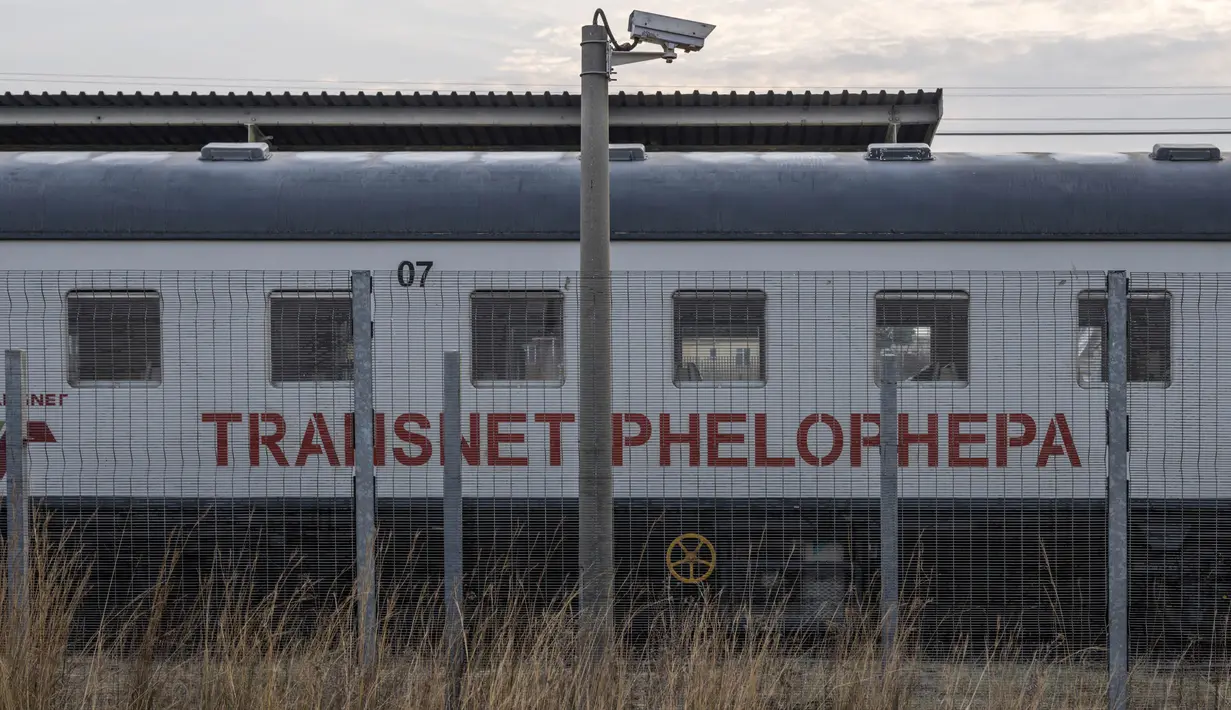 Kereta Phelophepa dimiliki dan dioperasikan oleh Transnet Foundation. (MARCO LONGARI/AFP)