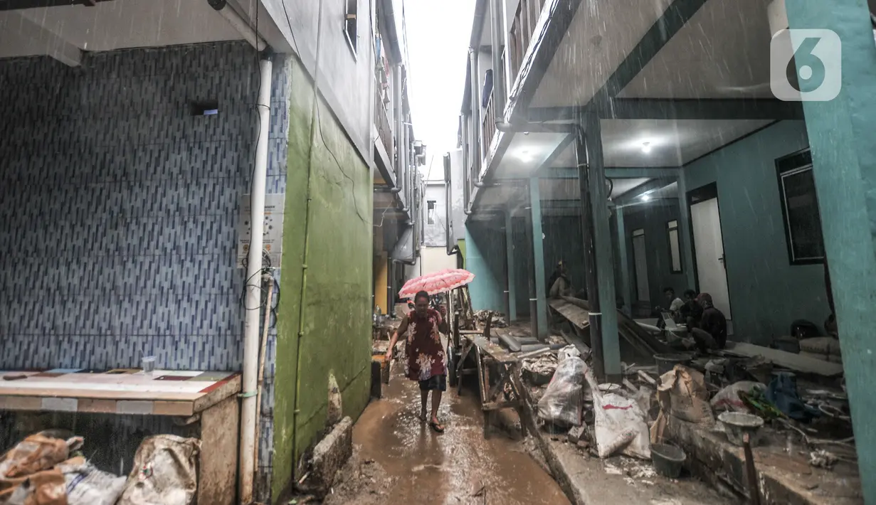 Aktivitas warga saat kembali menempati rumah saat proyek 'rumah panggung' hampir rampung di Kebon Pala, Kelurahan Kampung Melayu, Jakarta Timur, Rabu (2/6/2021). Proyek 'rumah panggung' tersebut hampir rampung dibangun meski molor dari target selesai pada awal Juni 2021 (merdeka.com/Iqbal S Nugroho)