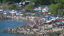 Ribuan orang berkumpul dalam acara legalisasi ganja 4/20 di Sunset Beach, Vancouver, Kanada (20/4). Menurut Menteri Kesehatan Jane Philpott tahun depan Kanada akan mempersiapkan melegalkan ganja. (AFP/Jeff Vinnick)