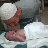 Kabar bahagia datang dari Gary Iskak dan Richa Novisha. Pasangan pesinetron ini baru saja dikaruniai seorang bayi berjenis kelamin perempuan, Sabtu (7/1). Sebelumnya, anak pertama pasangan ini lahir pada 2010 silam. (dok. Intagram/gary_iskak)