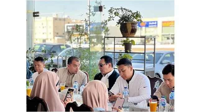 6 Momen Tommy Soeharto Potong Rambut Darma Mangkuluhur saat Umrah, Penuh Kehangatan