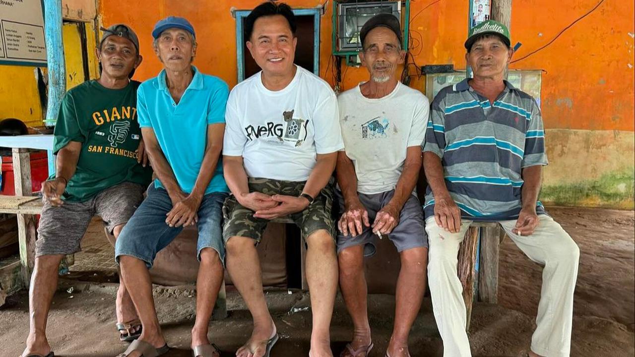 Penampilan Sederhana Yusril Ihza Mahendra saat di Kampung Halaman
