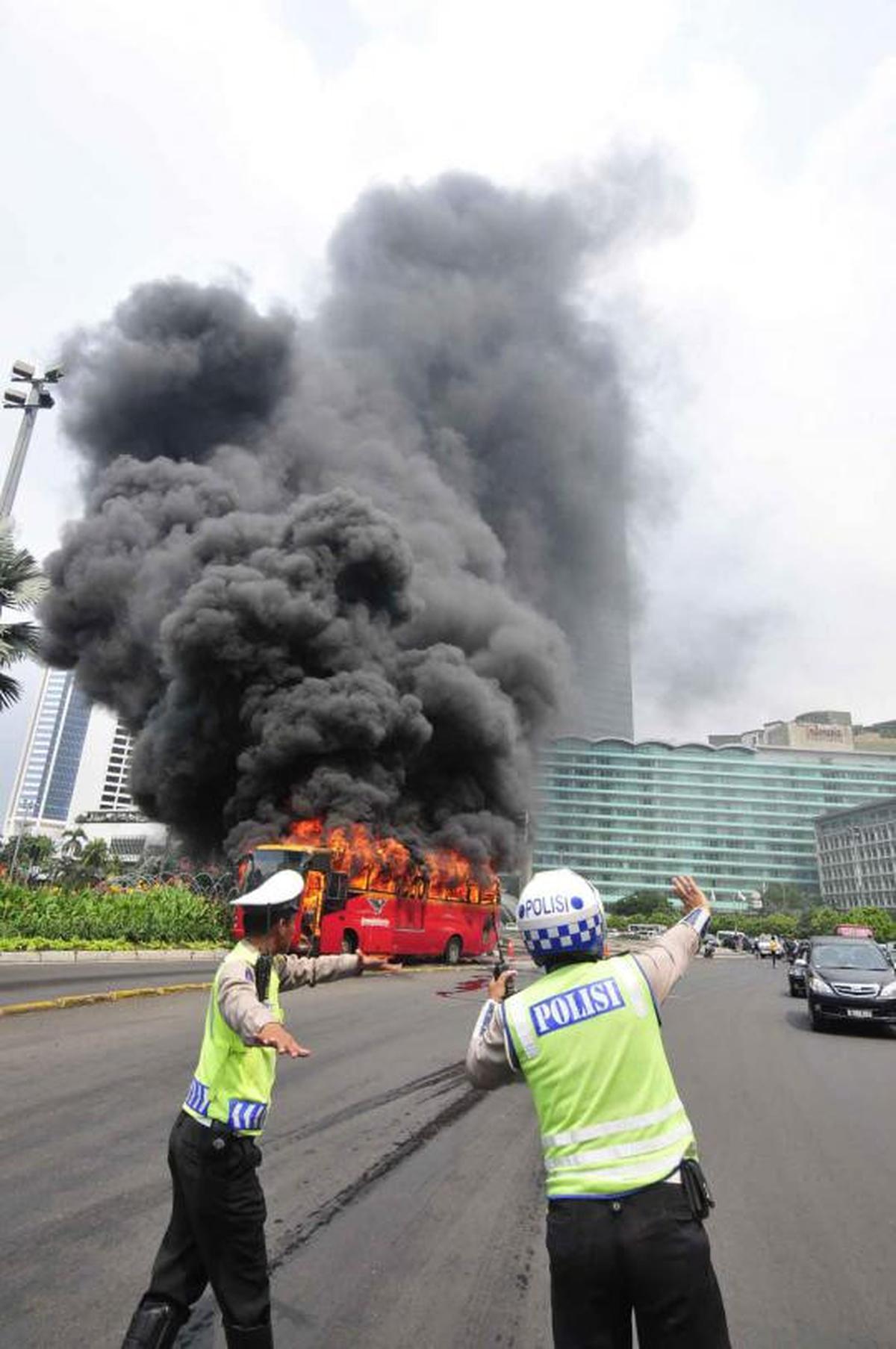 Bus Transjakarta membara